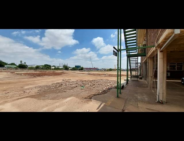 1,000M² WAREHOUSE FOR SALE IN CLAYVILLE